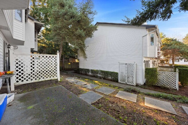 Building Photo - TOWNHOUSE IN KENT! Two story condo/townhouse 2 bedroom 1.5 bathroom TOWNHOUSE in Kent at Colonial...