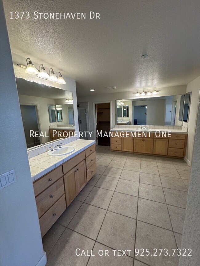 Building Photo - 1373 Stonehaven Dr