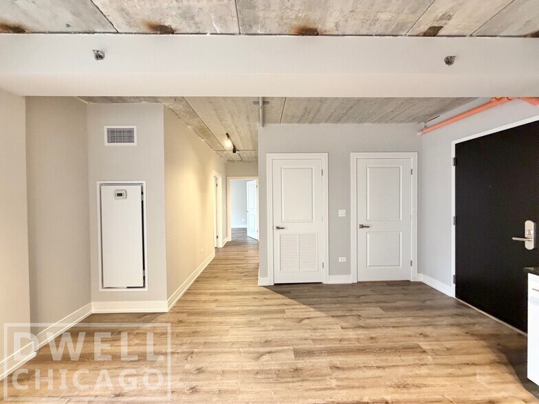 Building Photo - 938 W Carmen Ave