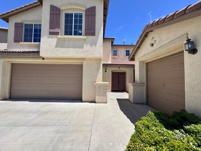 Building Photo - Beautiful Two Story 5 bedroom Home in the ...