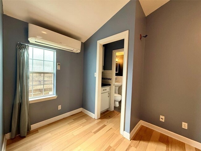 Building Photo - 4214 Bellvue Ave