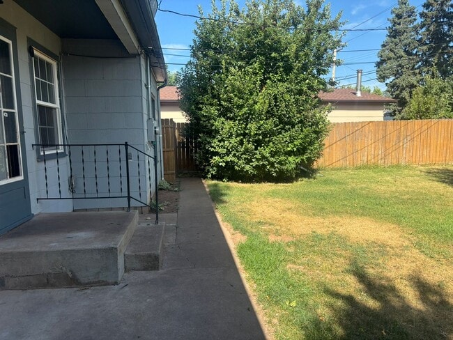 Building Photo - 2 BEDROOM | 1 BATH | WEST