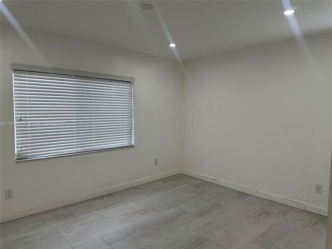 Building Photo - 2832 SW 124th Ct