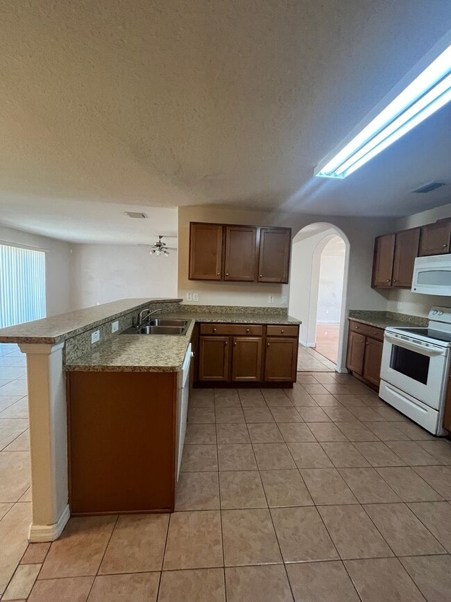 Building Photo - Beautiful Open Floor Plan 4 bedrom 2 Bath!