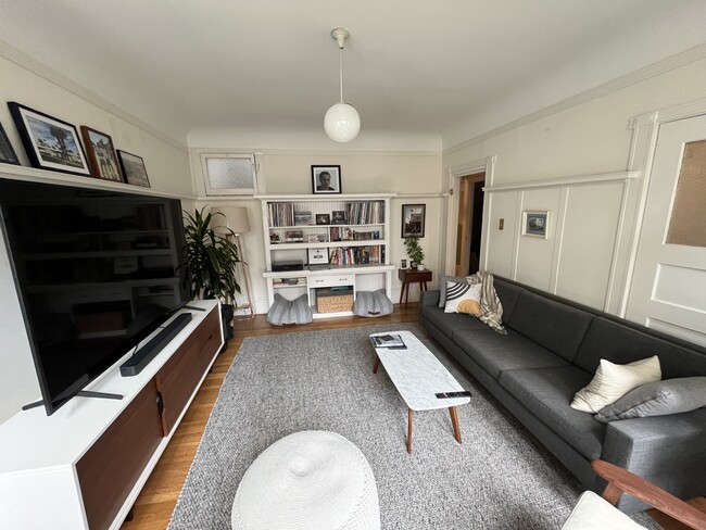 Building Photo - 19 Sharon St