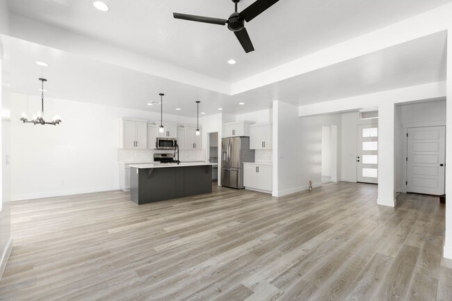 Building Photo - 3 bed plus office / 2.5 bath / 3 car Singl...