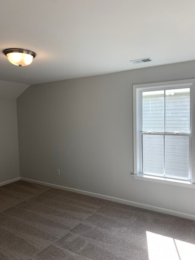 Building Photo - Modern Living in Windsor Hill