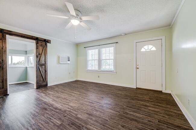 Building Photo - Spacious 3BR Home in Newington – Quiet Living with Room to Enjoy