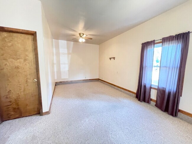 Building Photo - 9450 Singleton Rd