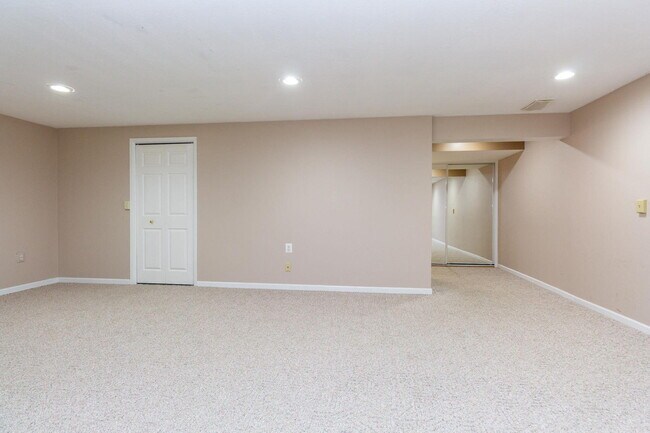 Building Photo - 1093 Fairways Blvd