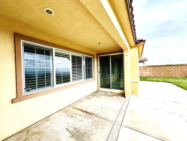 Building Photo - Beautiful 4 Bedroom, 2.5 Baths Single Family Home with 3 Car Tandem Parking Garage and Backyard w...