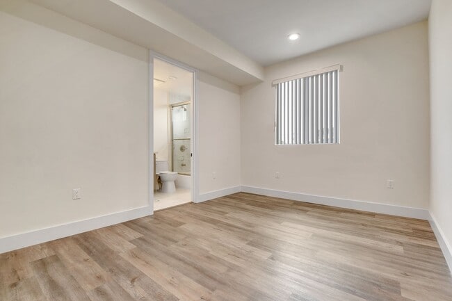 Building Photo - 4 Bed / 4 Bath Townhome in Sawtelle