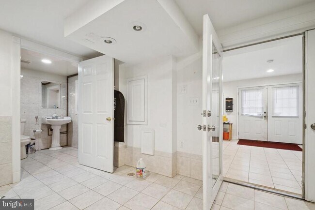 Building Photo - 2025 Fairland Rd