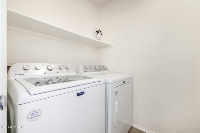 Building Photo - 1880 E Morten Ave