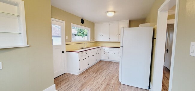 Building Photo - Rare opportunity to live in a stunning 5 B...