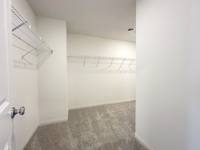 Building Photo - Beautiful and well-maintained home