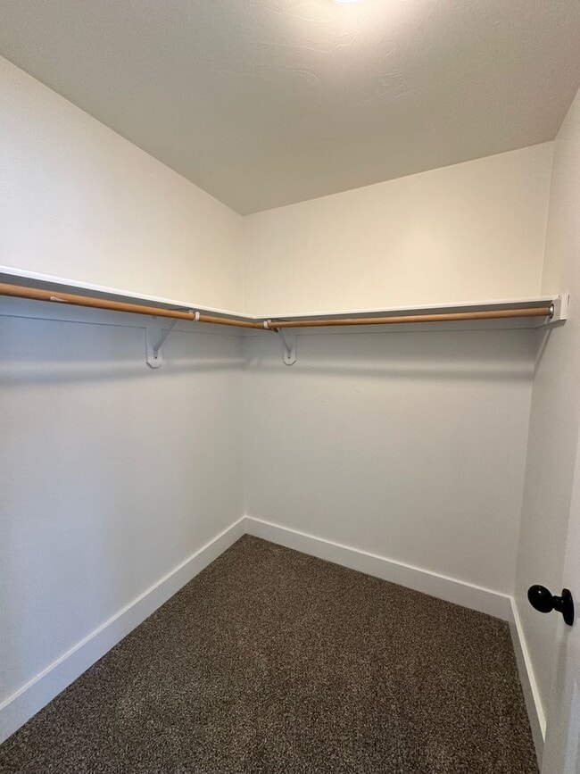 Building Photo - Beautiful 4 bedroom townhome