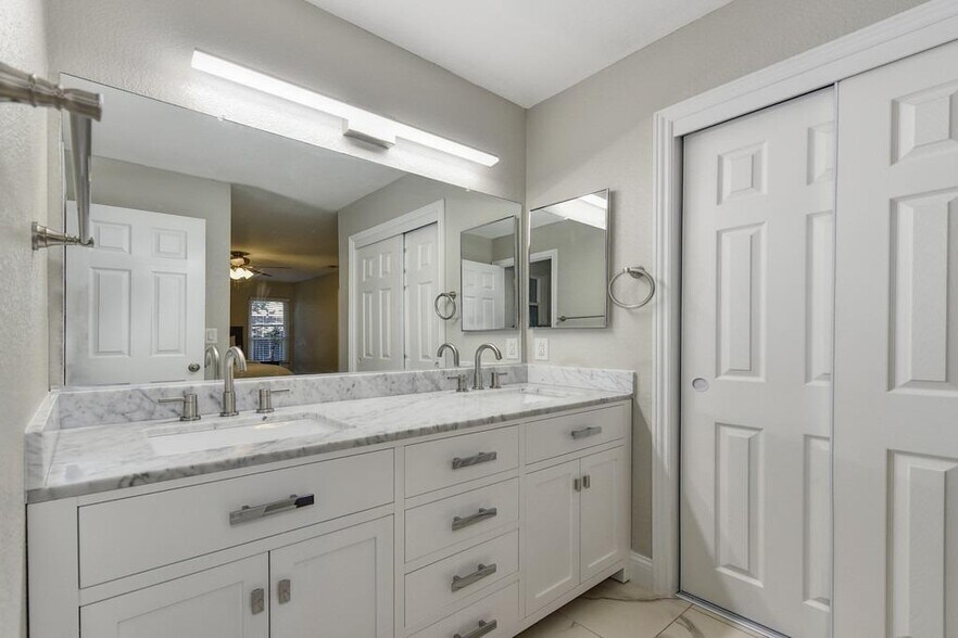 Building Photo - 8313 Crossoak Way