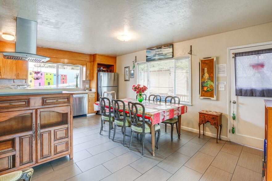 Building Photo - 3600 Grand Ave