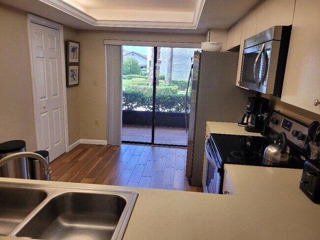 Building Photo - 3200 Twin Lakes Terrace