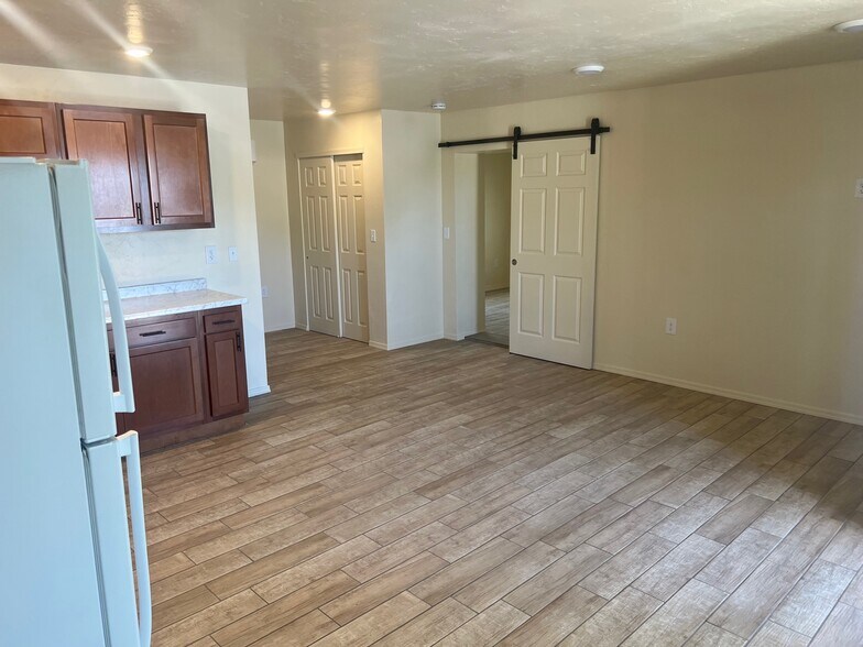 living area - 1001 Elledge Dr