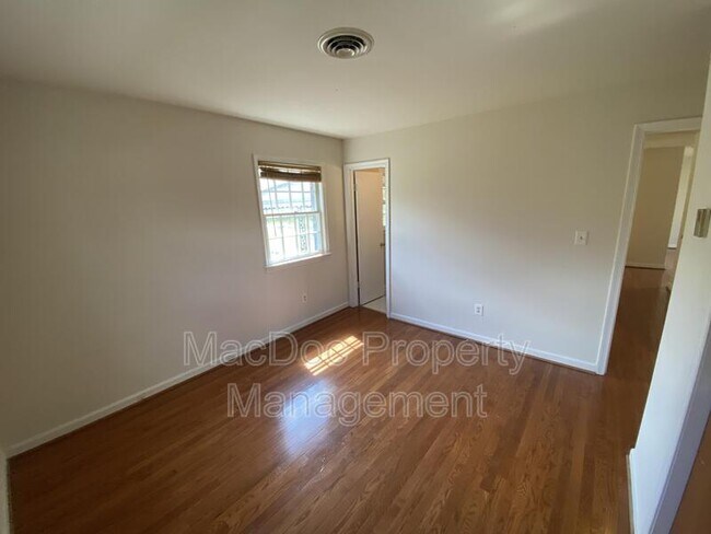 Building Photo - 304 Stratford Ave