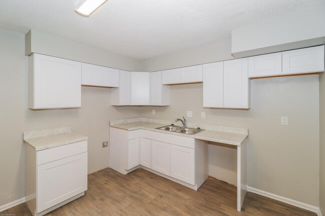 Building Photo - 5380 Albemarle Dr