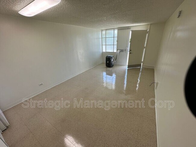Building Photo - 1301 Lusitana St