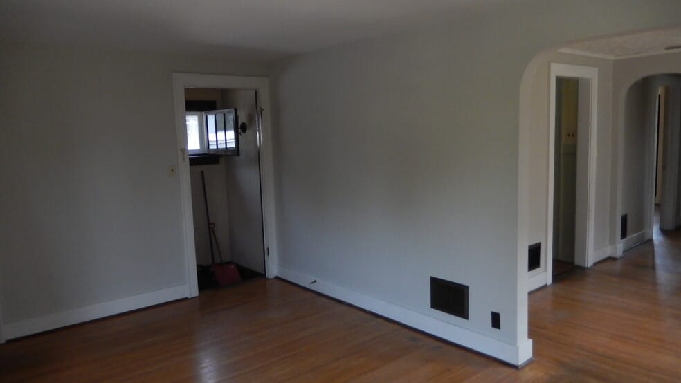 Building Photo - 94 Shepard Ave