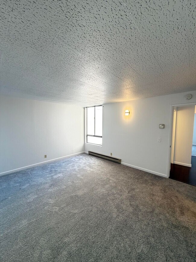 Building Photo - 2101 Shore Line Dr