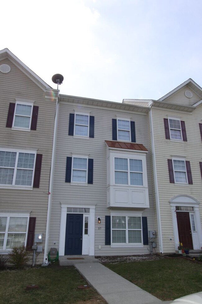 Building Photo - 4 bed, 3.5 bath, Townhome in Bunker Hill, WV