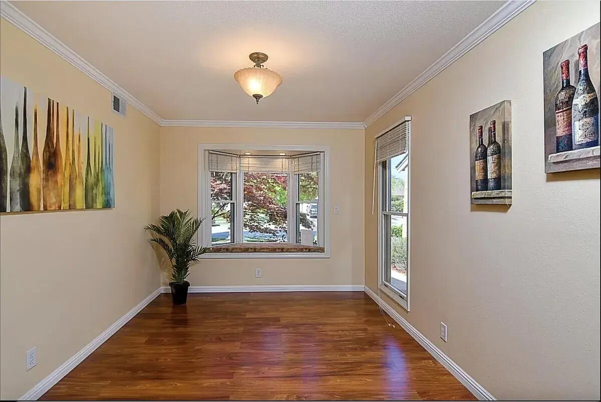 Building Photo - 334 Los Pinos Way