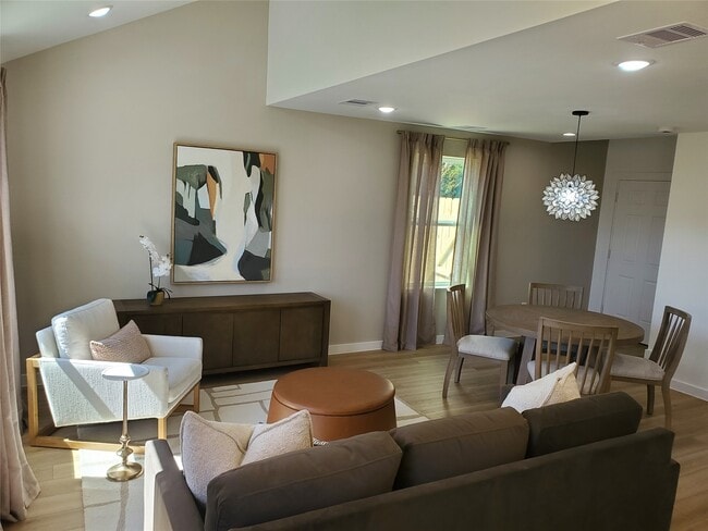 Building Photo - 824 Waxahachie St