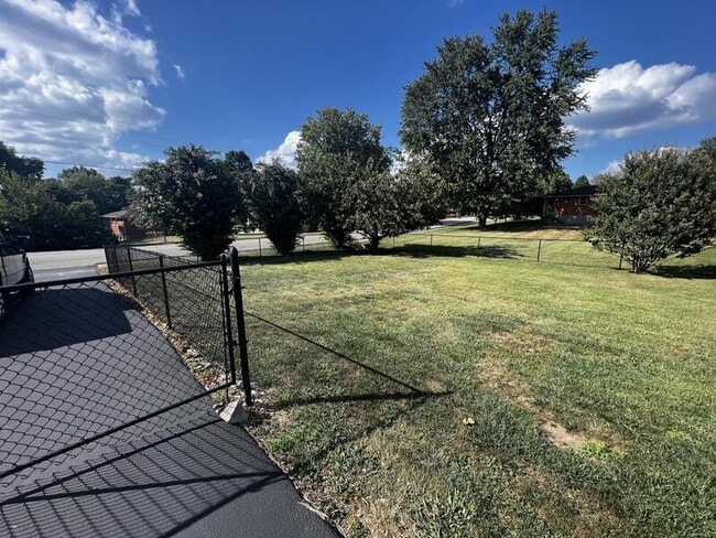 Building Photo - 6001 Applegate Ln