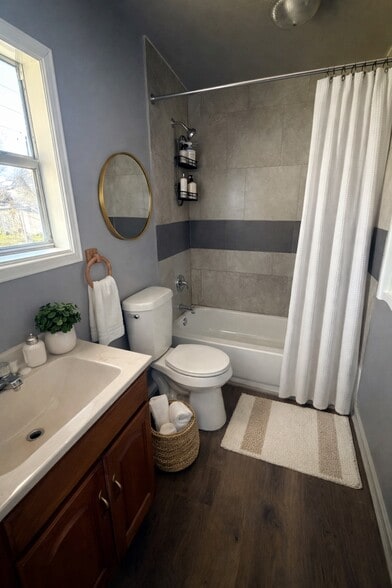 Bathroom - 4517 Molina Dr