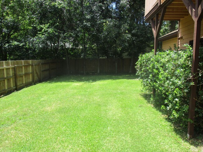 Building Photo - ( Oakcrest) 3/ 2 spacious home