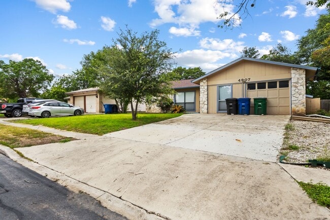 Building Photo - Charming Home Awaits: Spacious & Modern Living in a Prime Location