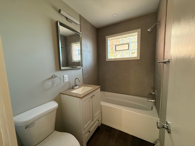 Building Photo - 1344 Pyle Ave