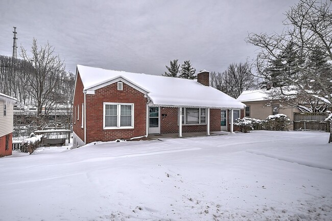Building Photo - 3 Bedroom 1 Bath in Johnson City TN