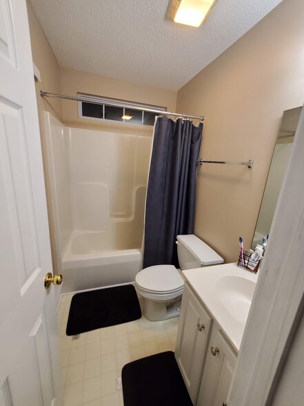 Building Photo - 6 Valley Glen Ct