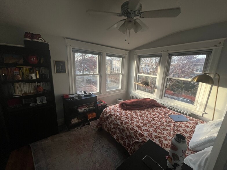 Tons of Natural Light - 35 Sherman Cir NW