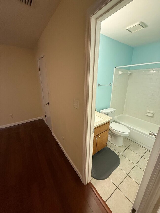 Building Photo - Well Kept 2/2 with Fenced in yard!