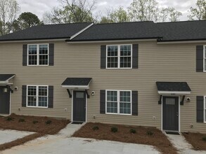 Building Photo - Newer construction townhouse!