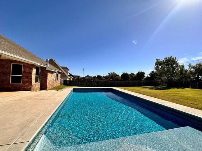 Building Photo - Spacious 4-Bedroom Home with Pool in Yukon