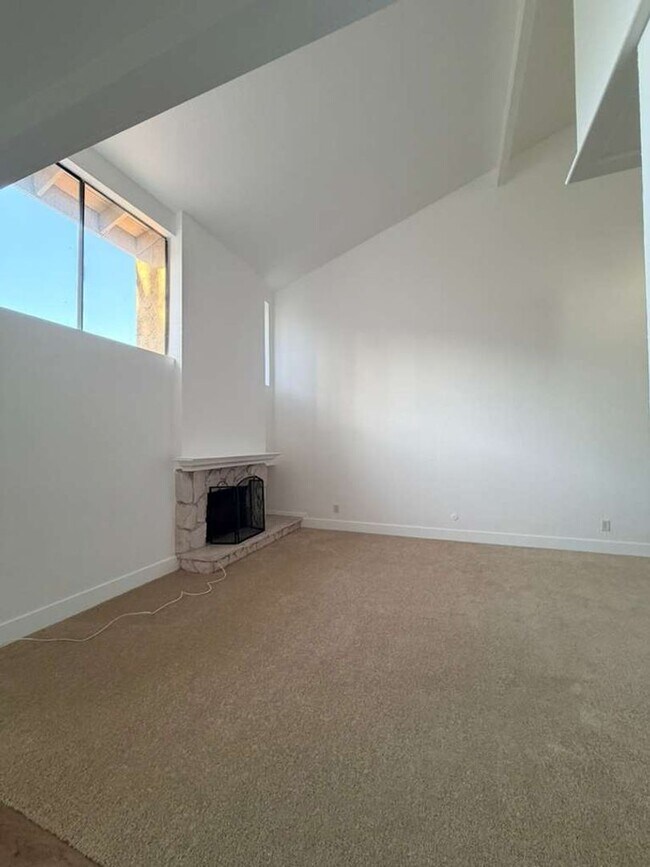 Building Photo - Freshly Updated End-Unit Townhome in the Gated Community of Vista Valencia