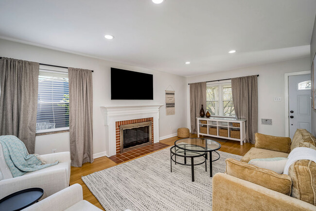 Building Photo - 1128 Exter Dr