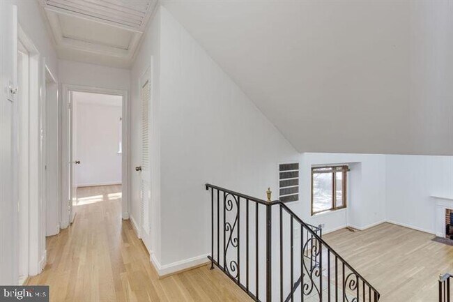 Building Photo - 5400 Greystone St