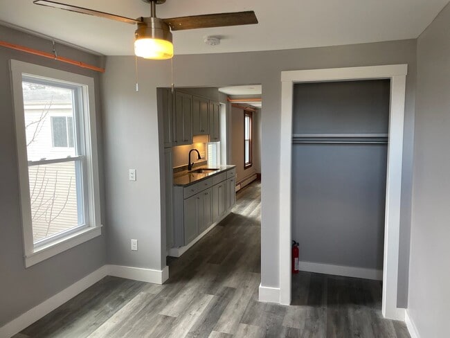 Building Photo - 1 Bedroom Available - Updated and Great Location!