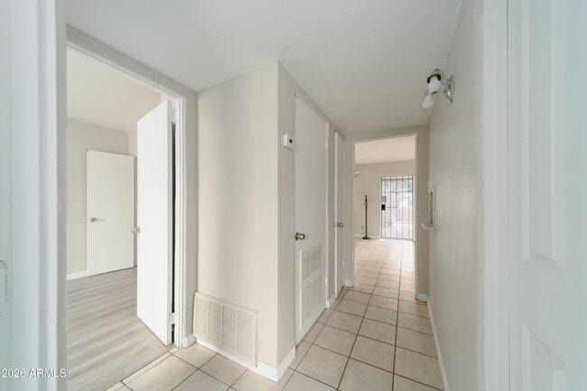 Building Photo - 2416 E Clarendon Ave