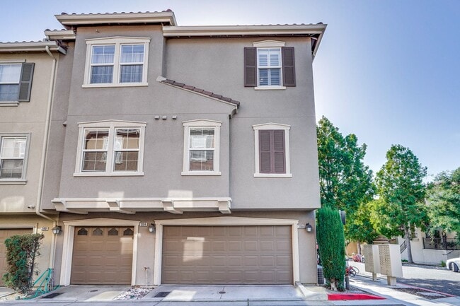 Building Photo - Beautiful 2 Bed 2 Bath End Unit Townhome in Communication Hills!